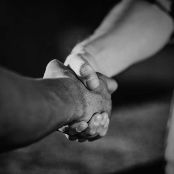consulenza-professionale-probauen-stretta-mano Dettaglio di una stretta di mano in bianco e nero, simbolo di fiducia, professionalità e partnership. Questa immagine rappresenta l'impegno di ProBauen nell'offrire consulenza professionale qualificata per la vendita, posa e restauro di serramenti, chiusure e portoni in legno di alta qualità. La stretta di mano riflette il nostro approccio collaborativo e l'attenzione alle esigenze del cliente, garantendo soluzioni personalizzate e un servizio eccellente per ogni progetto.